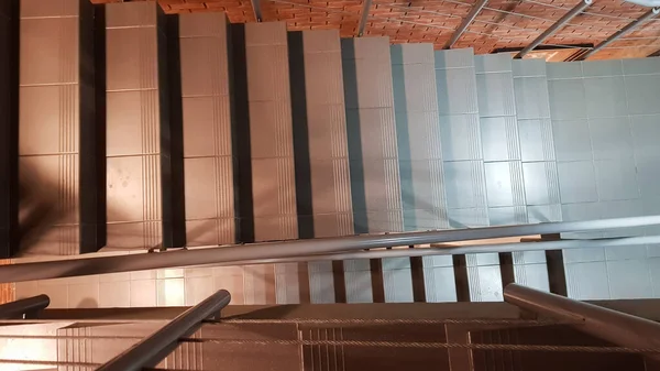 Будівля Червоної Цегли Сучасними Сходами Стилі Лофт Металевими Поручнями Сходи — стокове фото