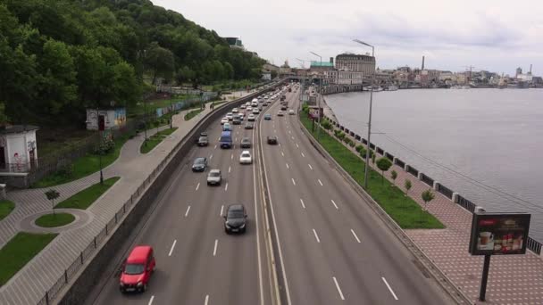 Ucrania Kiev Junio 2020 Los Coches Conducen Largo Del Terraplén — Vídeo de stock