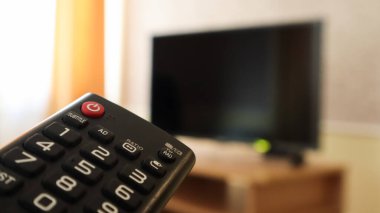Televizyonda televizyon kumandası ve sörf programları tutuyor. İzle, televizyonu aç ya da kapat. Oturma odasında ya da yatak odasında siyah ekran komodinin üzerinde. Boşluğu kopyala