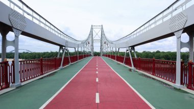 Dinyeper Nehri üzerindeki yaya köprüsü, Kiev 'in merkez bölümünü park alanı ve Trukhanovy Adası plajlarına bağlıyor. İnsanlar olmadan