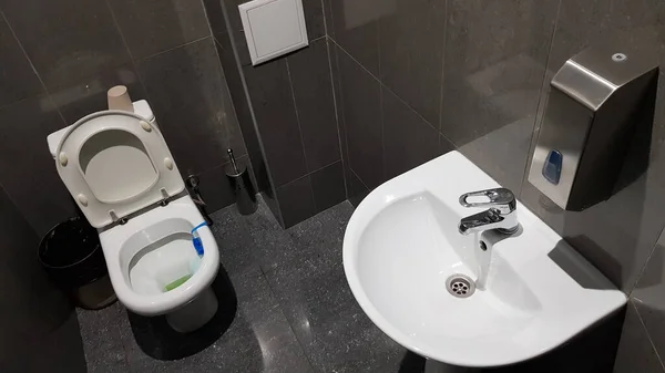 Krom Musluklu Beyaz Seramik Lavabo Tuvalette Gri Fayanslı — Stok fotoğraf