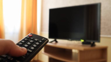 Televizyonda televizyon kumandası ve sörf programları tutuyor. İzle, televizyonu aç ya da kapat. Oturma odasında ya da yatak odasında siyah ekran komodinin üzerinde. Boşluğu kopyala