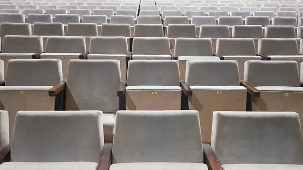 Wiele Starych Beżowych Tapicerowanych Krzeseł Bez Ludzi Sali Występów Filmów — Zdjęcie stockowe
