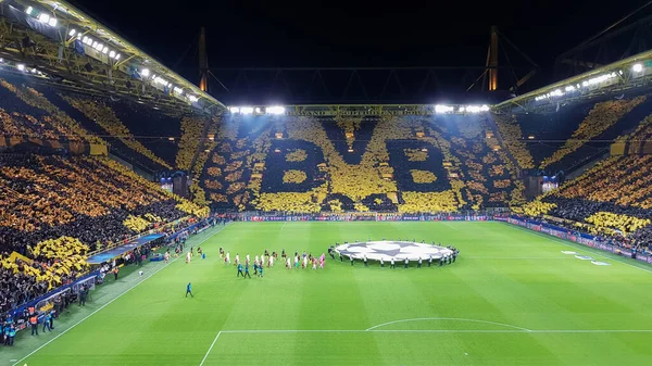 Almanya, Dortmund - 18 Şubat 2020. Borussia taraftarları takımlarının zaferini BVB stadyumunda Fransız takımı Paris Saint - Germain, PSG.