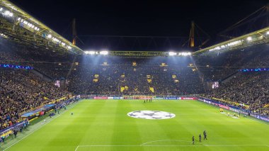 Almanya, Dortmund - 18 Şubat 2020. Borussia taraftarları takımlarının zaferini BVB stadyumunda Fransız takımı Paris Saint - Germain, PSG.