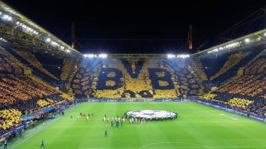 Almanya, Dortmund - 18 Şubat 2020. Borussia taraftarları takımlarının zaferini BVB stadyumunda Fransız takımı Paris Saint - Germain, PSG.