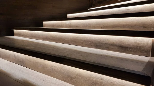 Beleuchtete Treppe Mit Holzstufen Und Nachts Beleuchtet Inneren Eines Großen — Stockfoto