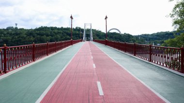 Dinyeper Nehri üzerindeki yaya köprüsü, Kiev 'in merkez bölümünü park alanı ve Trukhanovy Adası plajlarına bağlıyor. İnsanlar olmadan