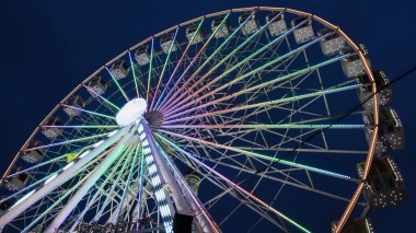 Ukrayna, Kiev - 15 Ocak 2019. Akşamları Kiev 'deki Kontraktova Meydanı' nda dönen dönme dolap aydınlanıyor.