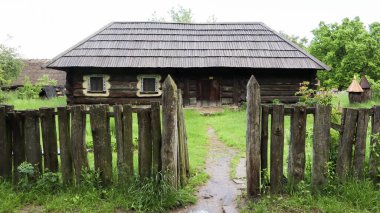 Ukrayna, Kiev - 11 Haziran 2020. Pirogovo Müzesi 'ndeki eski köylü evi. Ulusal Halk Mimarisi Müzesi ve Ukrayna 'nın Farklı Bölgelerindeki Geleneksel Halk Evlerinin Günlük Yaşamı.
