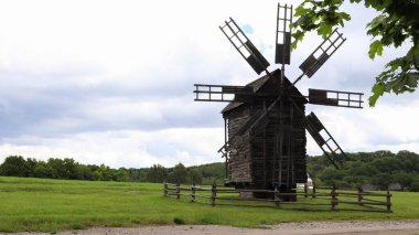 Ukrayna, Kiev - 11 Haziran 2020. XIX yüzyılın eski Ukrayna ahşap yel değirmenleri. Yaz manzarası. Açık hava halk mimarisi ve yaşam müzesi, Pirogovo, Ukrayna. Turizm ve seyahat