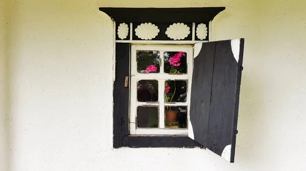 Altes Fenster Einem Traditionellen Bauernhaus Der Ukraine Antiker Fensterrahmen Aus — Stockfoto