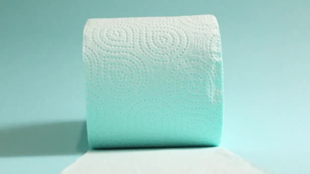 Blaue Rolle Modernen Toilettenpapiers Auf Blauem Hintergrund Ein Papierprodukt Auf — Stockvideo