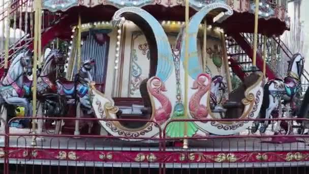 Vue Rapprochée Intérieur Carrousel Mobile Avec Des Sièges Bois Vintage — Video