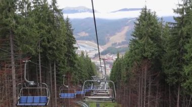 Ukrayna, Kiev - 20 Kasım 2020. Güneşli bir sonbahar gününde Bukovel kayak merkezinde insanların olmadığı bir asansör. Dağdan inip teleferikle kayak merkezine gideceğiz..