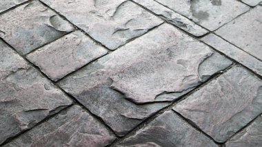 Beton ya da kaldırım taşı gri döşeme döşemeleri ya da taşlar için. Şehirde bir çatı katı. Büyük gri döşeme döşemeleri kapanıyor.