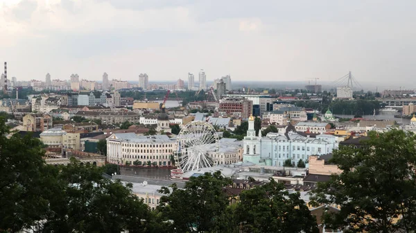 Kiev Şehrinin Podolsky Bölgesinin Yüksekliğinden Dönme Dolabı Olan Eski Meydandan — Stok fotoğraf