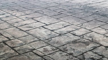 Beton ya da kaldırım taşı gri döşeme döşemeleri ya da taşlar için. Şehirde bir çatı katı. Büyük gri döşeme döşemeleri kapanıyor.