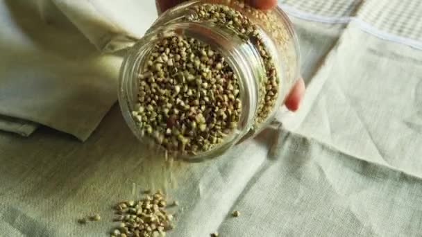 Sarrasin Vert Brut Déverse Lentement Bocal Verre Sur Une Table — Video