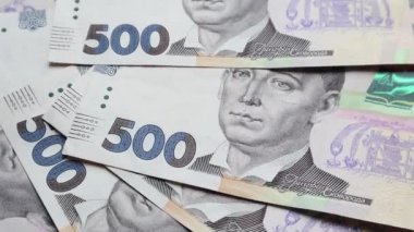 500 Hryvnia 'lık banknotlar yavaşça dönüyor. Ukrayna ulusal para birimi. Nakit kağıt paraların yakın plan çekimleri. Reklamlar