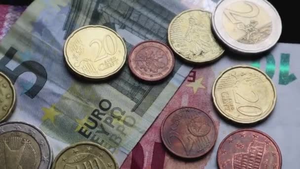 Eurobankjegyek Érmék Háttérként Forognak Lövés Amint Lenéz Euróban Forgó Valutára — Stock videók