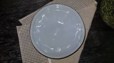 Büyük cam vazolar, modern bir mutfağın içinde elmalar ve tabaklarla dolu bir sepet. Tasarımda ahşap ve beton kombinasyonu. Modern tarz yemek mutfağı..