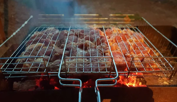 Processo Cozinhar Kebab Shish Grelha Carne Suculenta Fragrante Definha Fogo — Fotografia de Stock