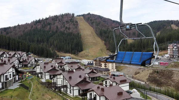 Ukraine Bukovel 2019 리조트의 경사면과 리조트 건설중인 인프라를 배경으로 샤워기를 — 스톡 사진