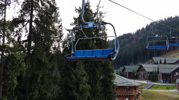 Ukraine Bukovel 2019 리조트의 경사면과 리조트 건설중인 인프라를 배경으로 샤워기를 — 스톡 사진