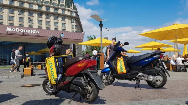 Ukraina Kijów Sierpnia 2020 Dużo Zaparkowanych Motorowerów Żółtymi Torbami Logo — Zdjęcie stockowe