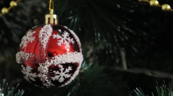 Närbild Jul Bakgrund Firande Julgran Med Leksaker Och Dekorativ Snö — Stockfoto