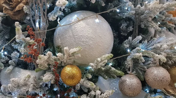 Крупный План Рождественского Фона Празднование Рождественская Елка Игрушками Декоративным Снегом — стоковое фото