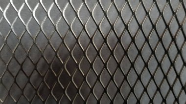 Metal ağ, dikişsiz desen. Siyah arkaplandaki siyah metal ağ dokusu. Metin ve mesaj tasarımı için ilan tahtası. Rhombus şekli.