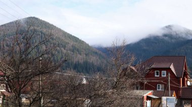 Bir sonbahar öğleden sonrasında Karpatlar arasında Yaremche adında küçük bir kasaba ya da köy. Ukrayna, Yaremche - 20 Kasım 2019