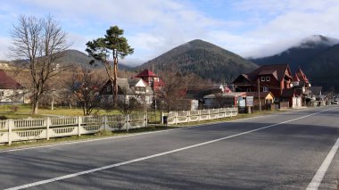 Bir sonbahar öğleden sonrasında Karpatlar arasında Yaremche adında küçük bir kasaba ya da köy. Ukrayna, Yaremche - 20 Kasım 2019