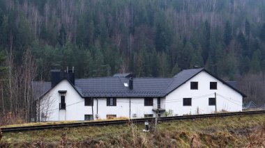 Resimli köy evleri ve dağ manzaralı kır evleri manzarası. Sonbahar öğleden sonra Karpatlar arasında Yaremche şehri. Ukrayna, Yaremche - 20 Kasım 2019.