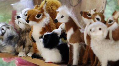 Yaremche 'deki hediyelik eşya pazarı. Oyuncak mağazalarında satılık yumuşak oyuncaklar. Ukrayna, Yaremche - 20 Kasım 2019.