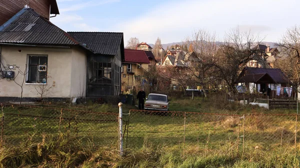 在群山的背景下俯瞰着风景如画的乡村房屋和农舍 秋天下午 喀尔巴阡山脉中的Yaremche市 乌克兰 Yaremche 2019年11月20日 — 图库照片