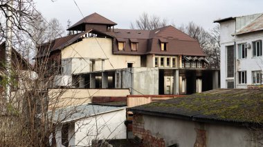 Bir sonbahar öğleden sonrasında Karpatlar arasında Yaremche adında küçük bir kasaba ya da köy. Ukrayna, Yaremche - 20 Kasım 2019