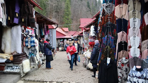 Mercado Recuerdos Yaremche Con Ropa Tradicional Los Cárpatos Hierbas Herramientas —  Fotos de Stock