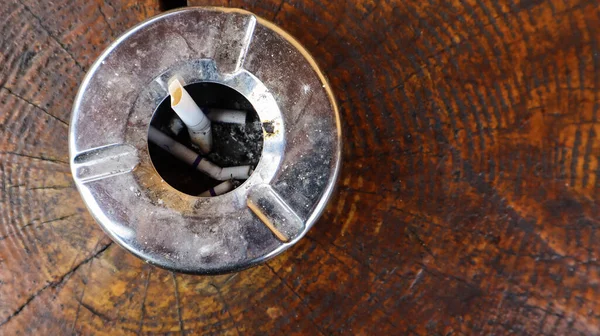Μεταλλικό Τασάκι Καφέ Ξύλινο Τραπέζι Καπνίζει Δημόσιους Χώρους Επίπεδη — Φωτογραφία Αρχείου
