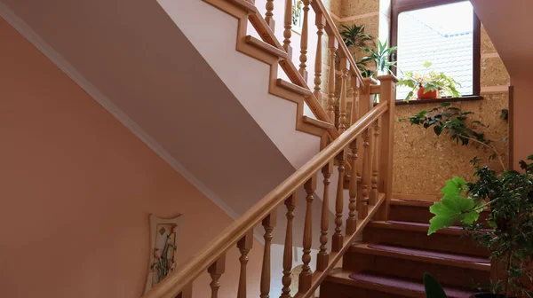 Роскошная Деревянная Лестница Спальню Второй Этаж Загородном Доме Вилле — стоковое фото