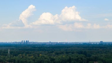 Kiev şehrinin eski tarihi bölümünün en üst görüntüsü. Podol 'daki Vozdvizhenka bölgesi ve yaya köprüsünden Dinyeper nehri. Güzel şehir manzarası. Ukrayna, Kiev - 6 Eylül 2020