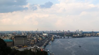 Kiev şehrinin eski tarihi bölümünün en üst görüntüsü. Podol 'daki Vozdvizhenka bölgesi ve yaya köprüsünden Dinyeper nehri. Güzel şehir manzarası. Ukrayna, Kiev - 6 Eylül 2020