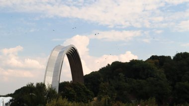 Halkların Dostluğu Anıtı 'nın görüntüsü. Dinyeper 'ın sağ kıyısında Kiev' in görüldüğü yer. Ukrayna, Kiev - 6 Eylül 2020