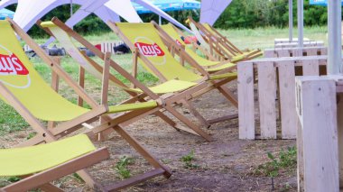 Yazın Lais logosu olan bir kafede sarı sandalyeler. Şehir pazarlama markası. 1938 'den beri üretilen bir patates cipsi markası. 1965 'ten beri Pepsico.Ukrayna, Kyiv - 6 Eylül 2020