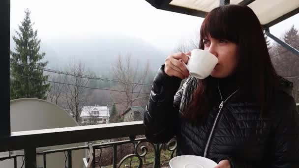 Schöne Glückliche Frau Mit Einer Weißen Tasse Kaffee Oder Tee — Stockvideo