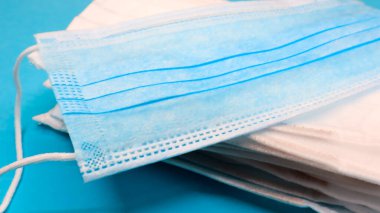 Coronavirus koruması. Kulak tıkacıyla antiviral tıbbi yüz maskeleri. Cerrahi maske geçmişi. Solunum sendromu, koronavirüs hastalığı COVID-19. Birçok katlanmış tıbbi maske