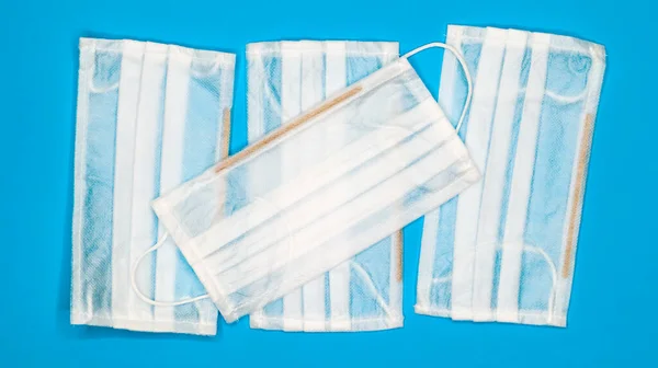 Mavi Arka Plandaki Ağız Burnu Kapamak Için Plastik Pedlerle Tek — Stok fotoğraf