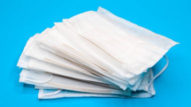 Coronavirus koruması. Kulak tıkacıyla antiviral tıbbi yüz maskeleri. Cerrahi maske geçmişi. Solunum sendromu, koronavirüs hastalığı COVID-19. Birçok katlanmış tıbbi maske